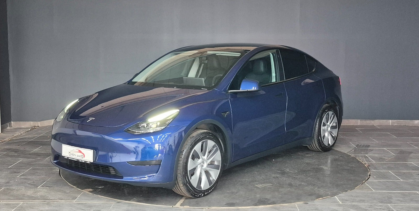 Blå Tesla Model Y fra 2023