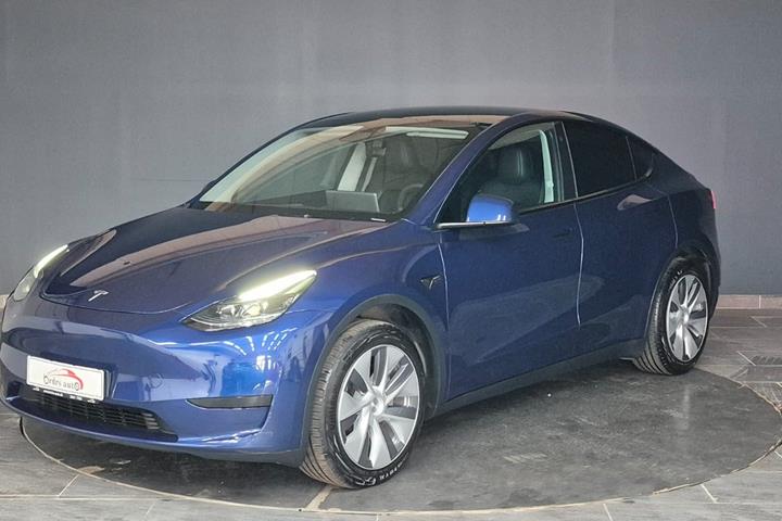 Blå Tesla Model Y fra 2023