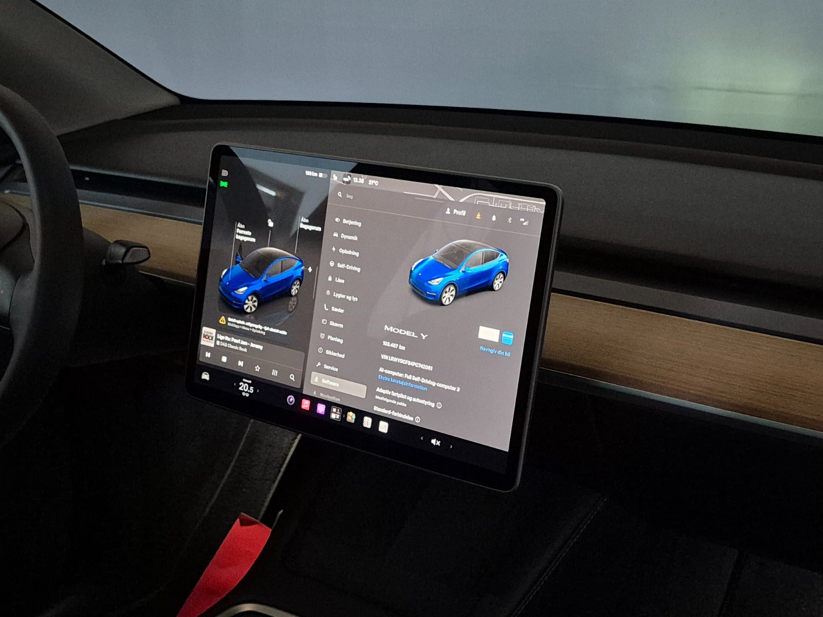 Blå Tesla Model Y fra 2023