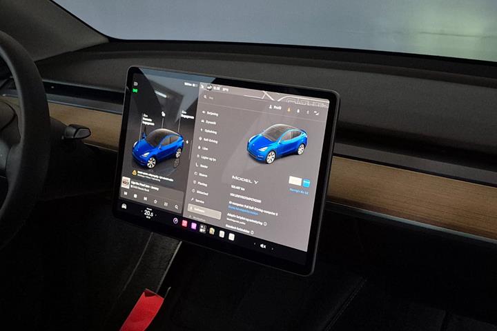 Blå Tesla Model Y fra 2023