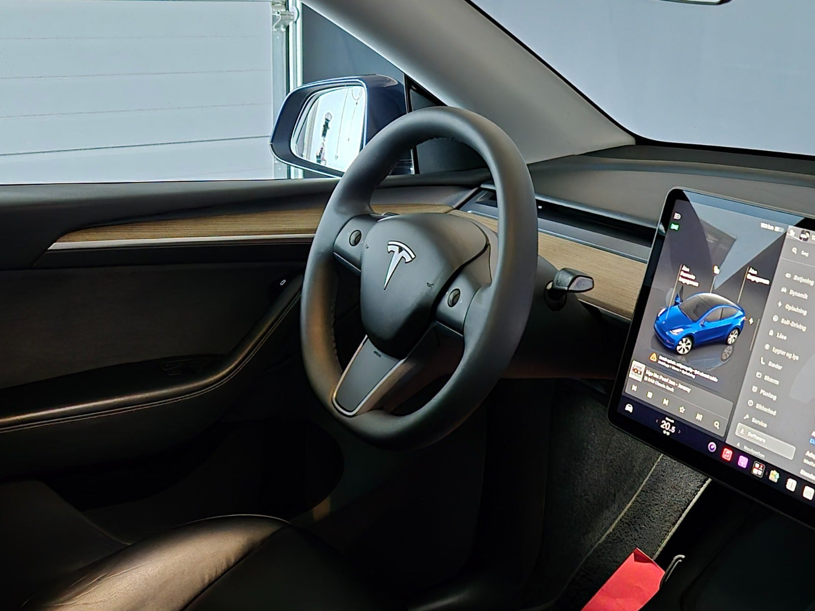 Blå Tesla Model Y fra 2023