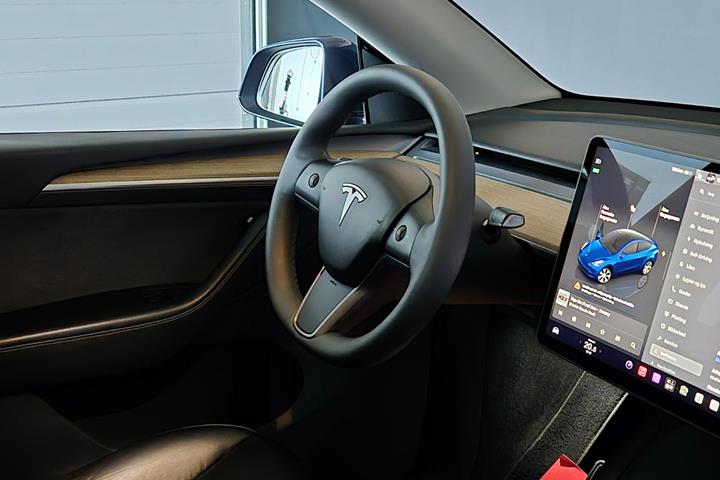 Blå Tesla Model Y fra 2023