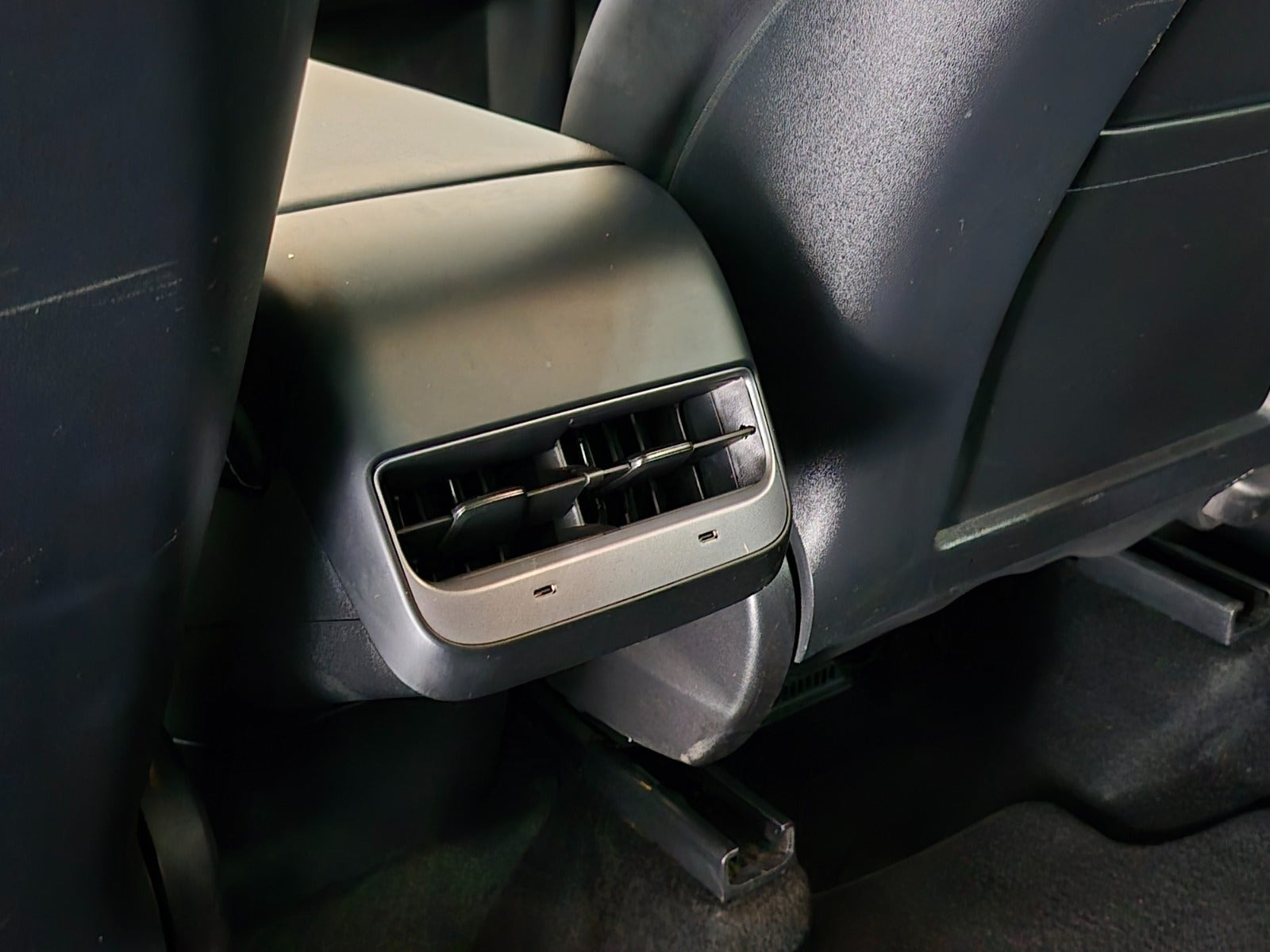 Blå Tesla Model Y fra 2023