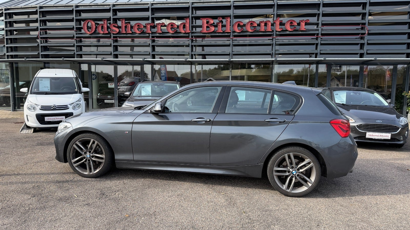 Grå BMW 120i fra 2019