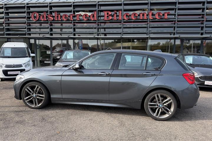 Grå BMW 120i fra 2019