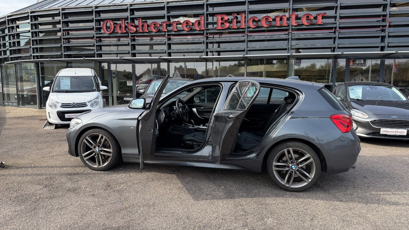 Grå BMW 120i fra 2019