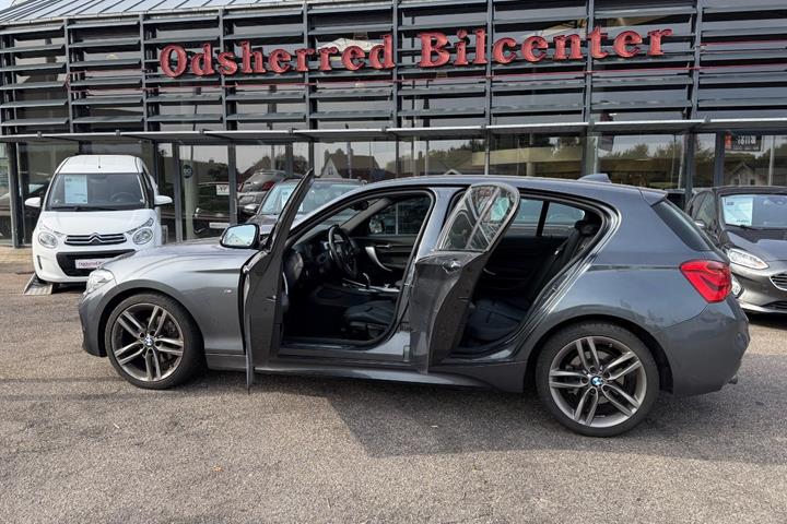 Grå BMW 120i fra 2019