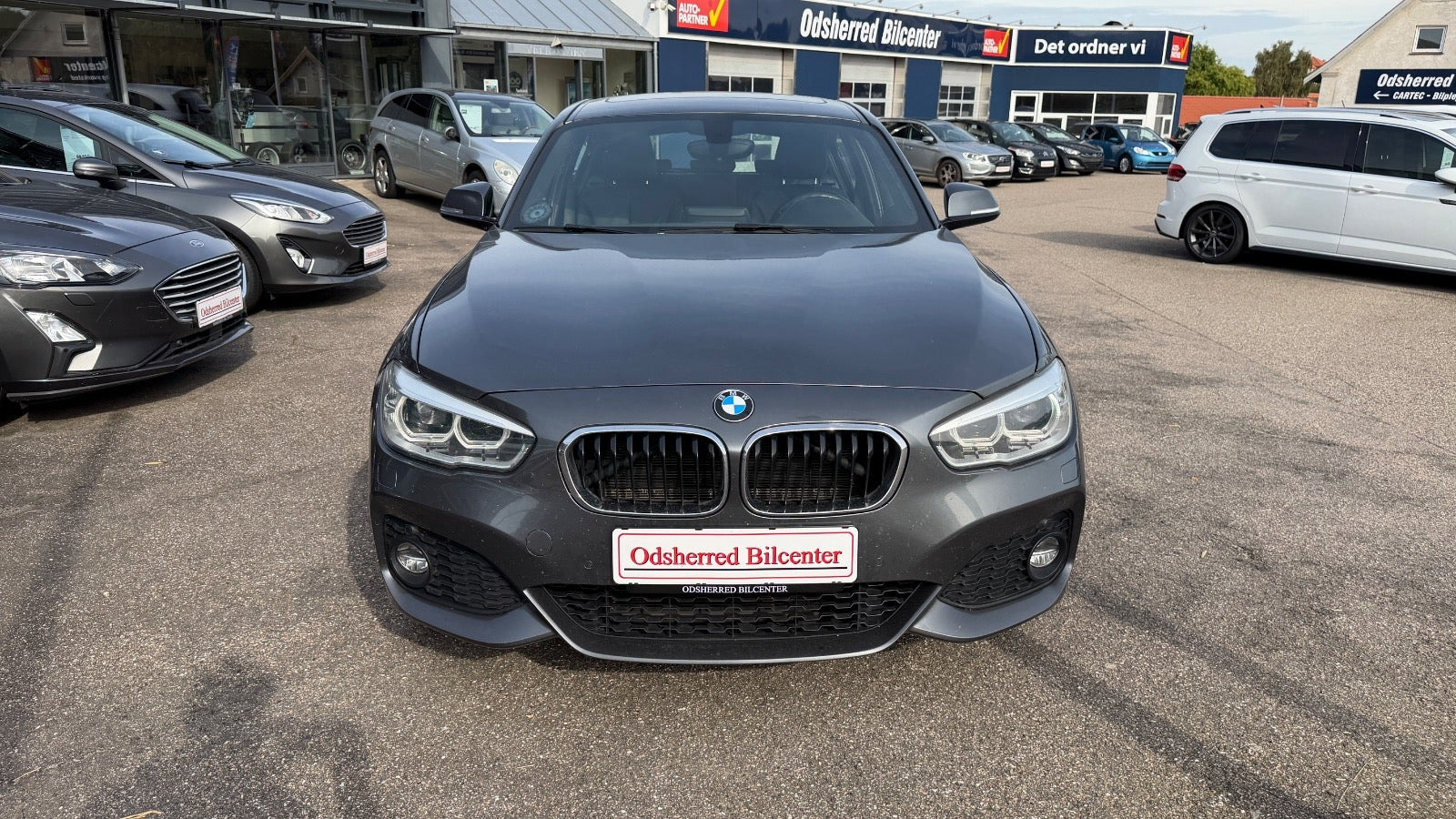 Grå BMW 120i fra 2019