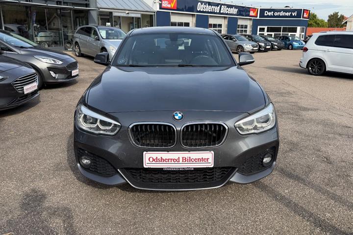 Grå BMW 120i fra 2019