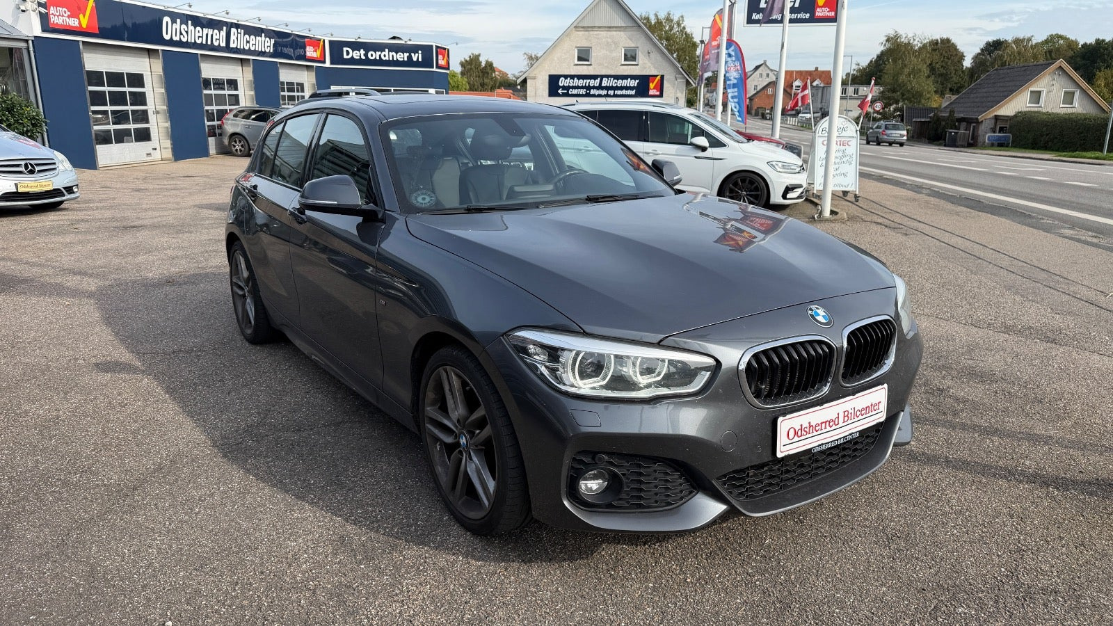 Grå BMW 120i fra 2019