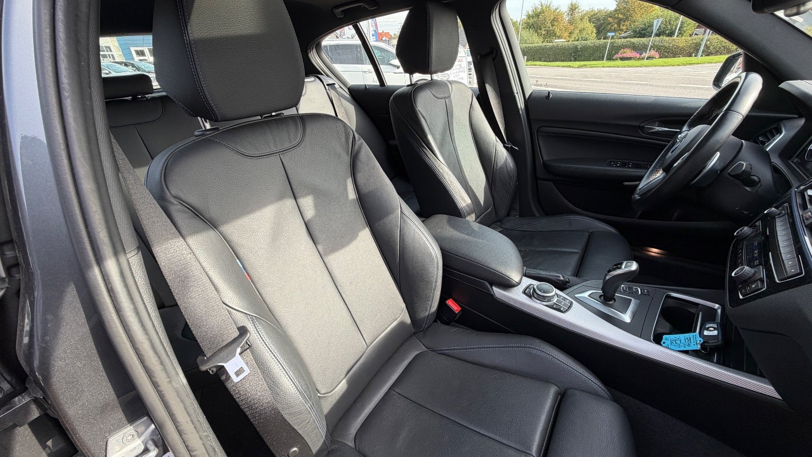 Grå BMW 120i fra 2019