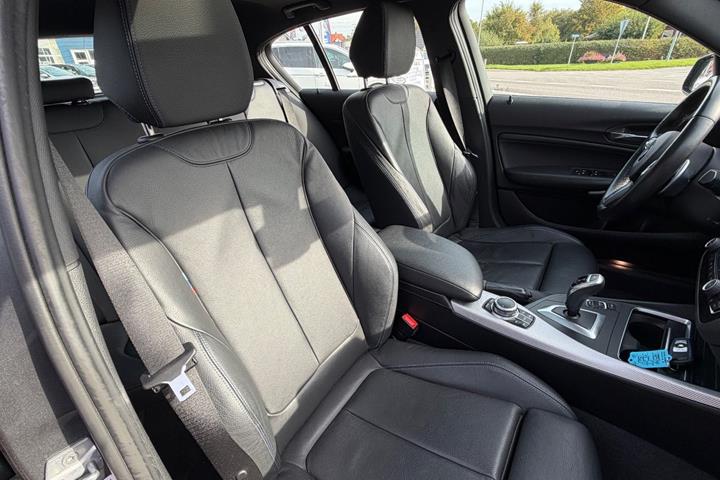 Grå BMW 120i fra 2019