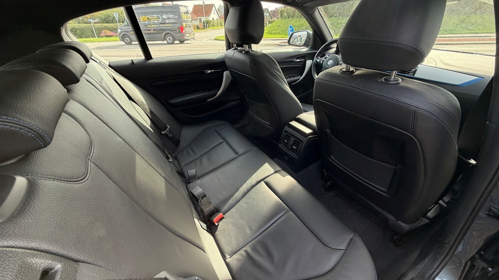 Grå BMW 120i fra 2019