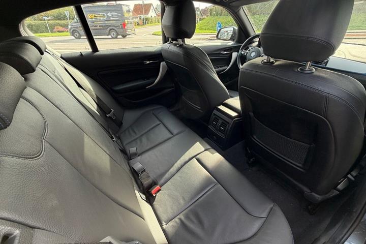 Grå BMW 120i fra 2019