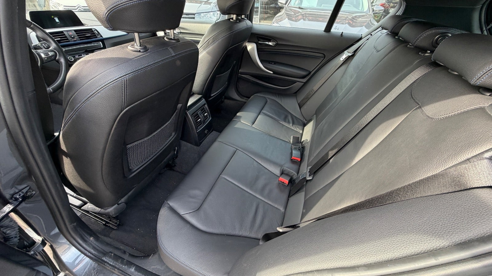 Grå BMW 120i fra 2019