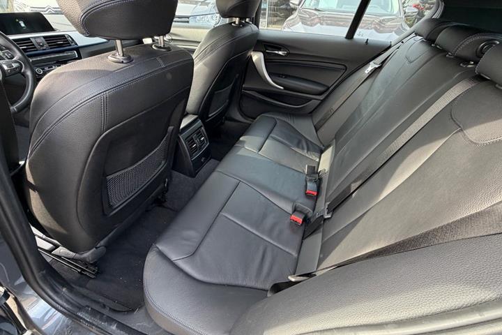 Grå BMW 120i fra 2019
