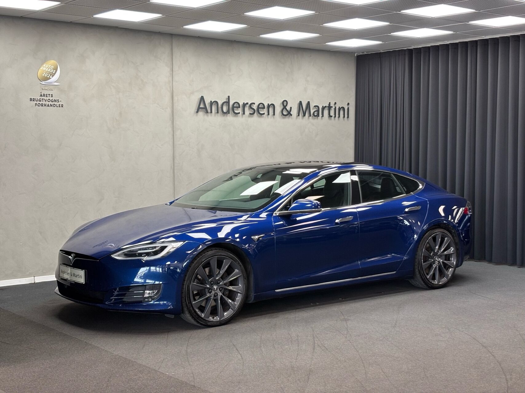 Blå Tesla Model S fra 2020