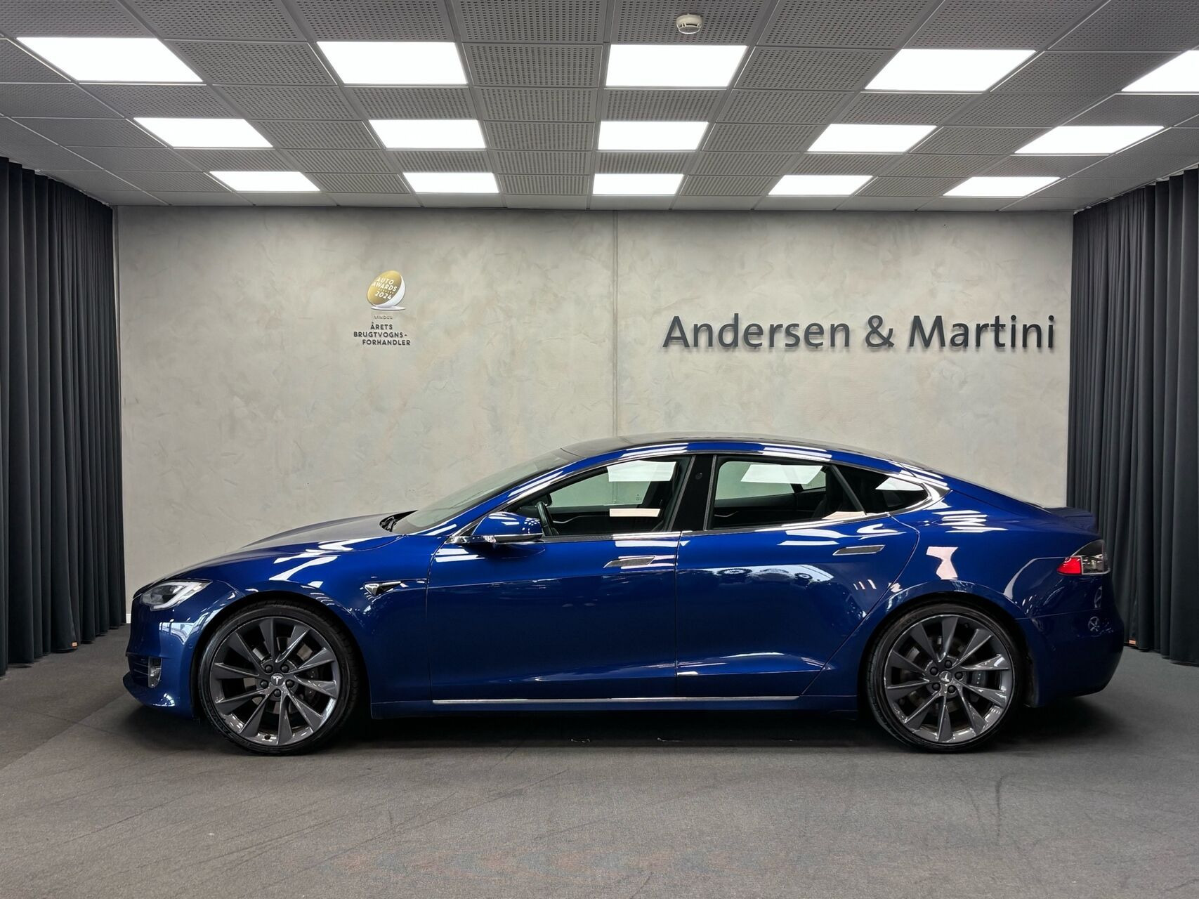 Blå Tesla Model S fra 2020