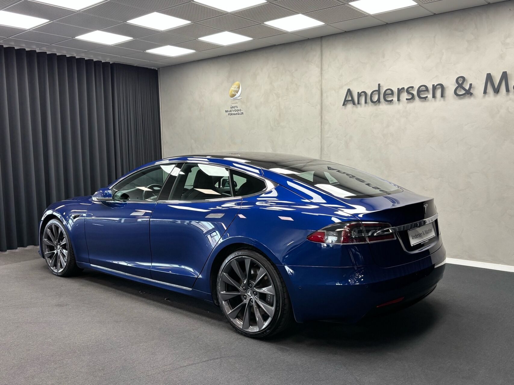 Blå Tesla Model S fra 2020