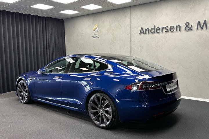 Blå Tesla Model S fra 2020