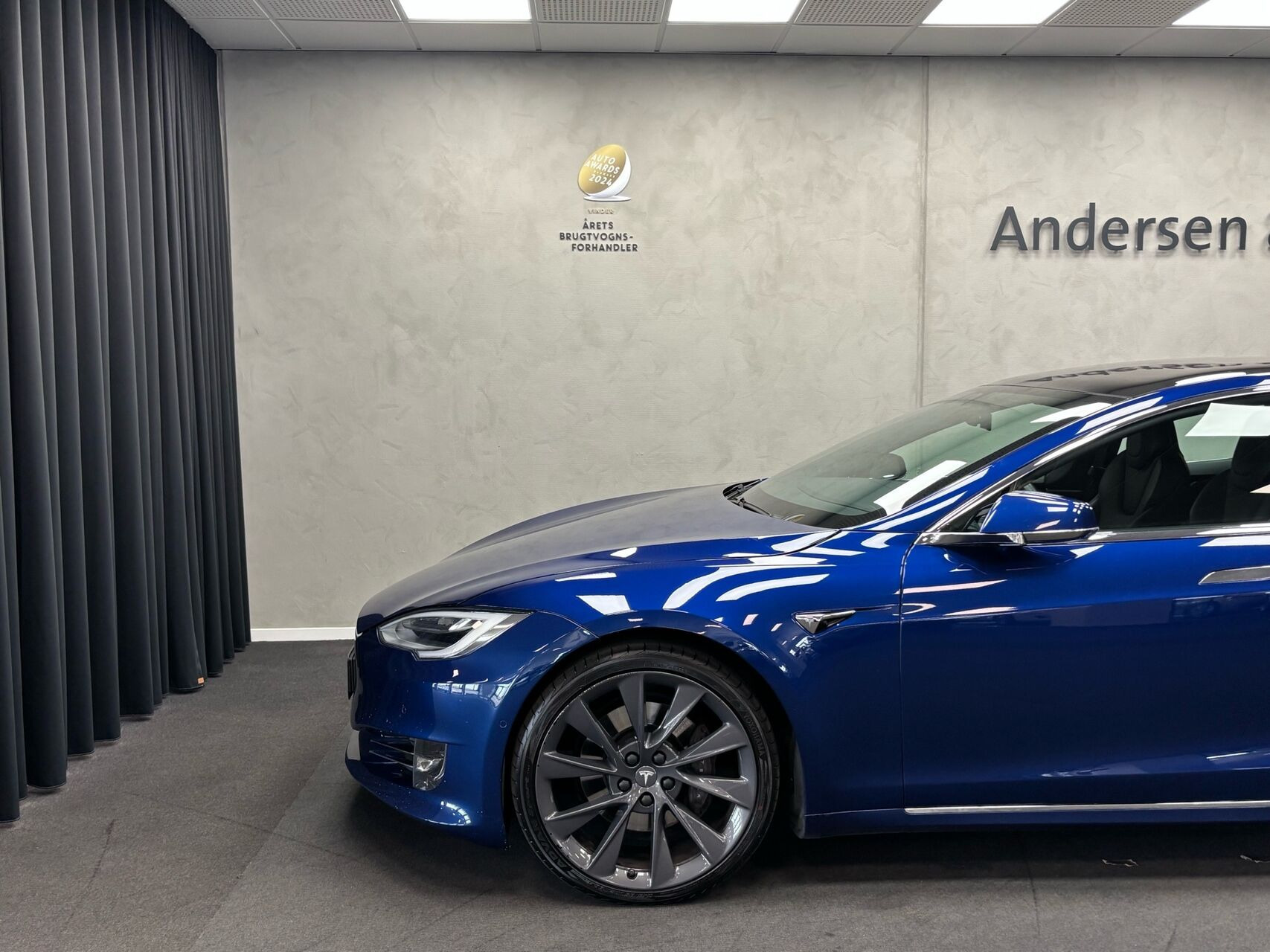 Blå Tesla Model S fra 2020