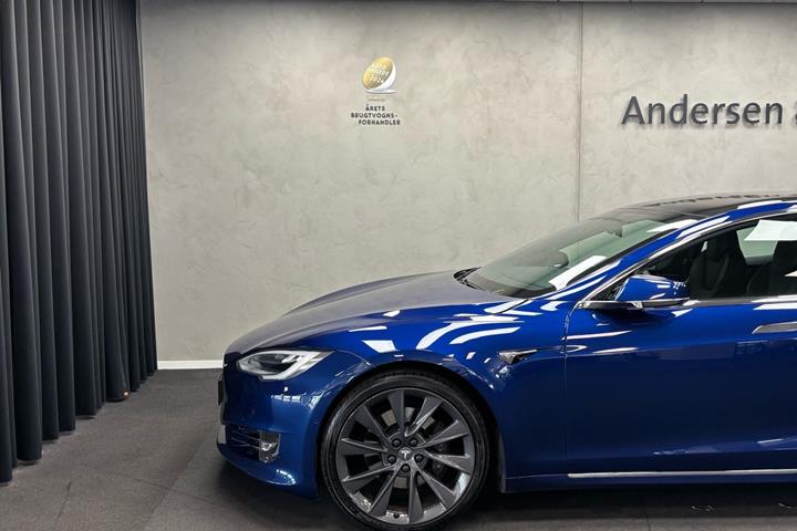 Blå Tesla Model S fra 2020