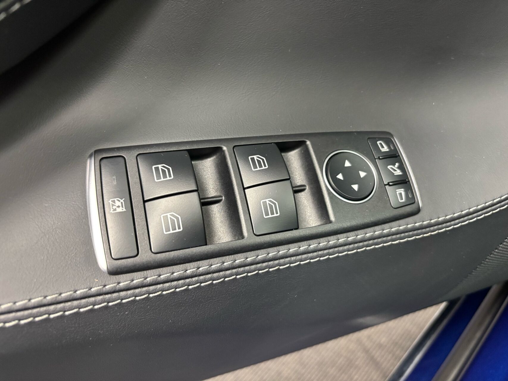 Blå Tesla Model S fra 2020