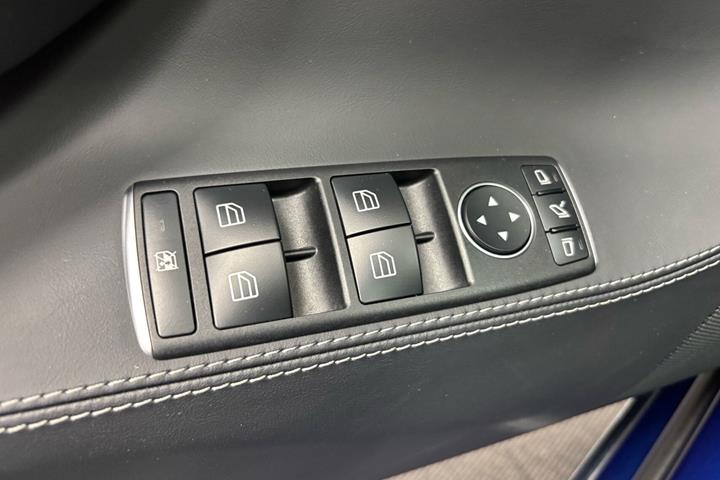 Blå Tesla Model S fra 2020