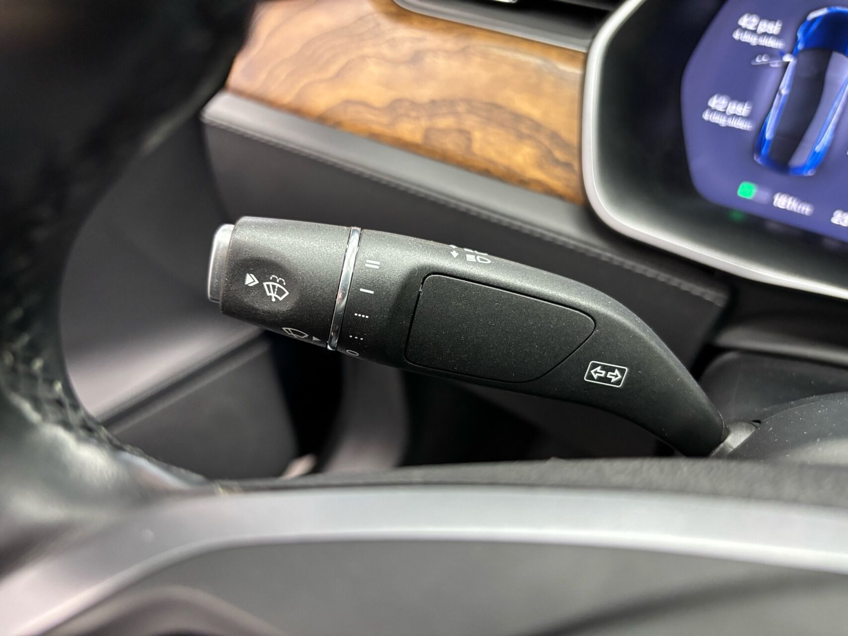 Blå Tesla Model S fra 2020