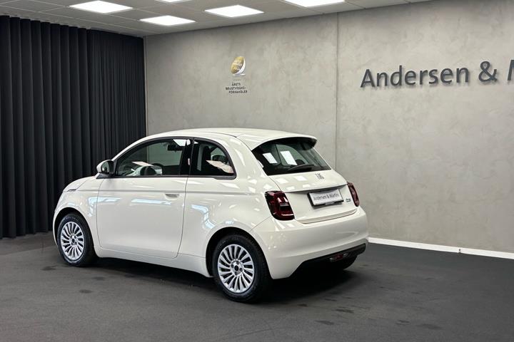 Hvid Fiat 500e fra 2023