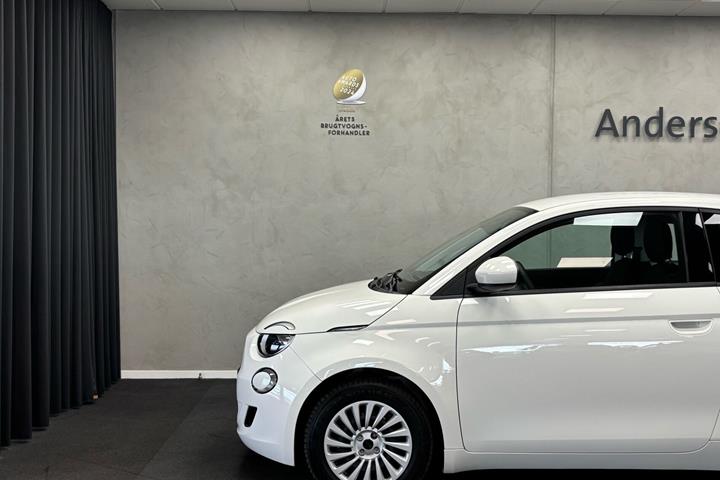 Hvid Fiat 500e fra 2023