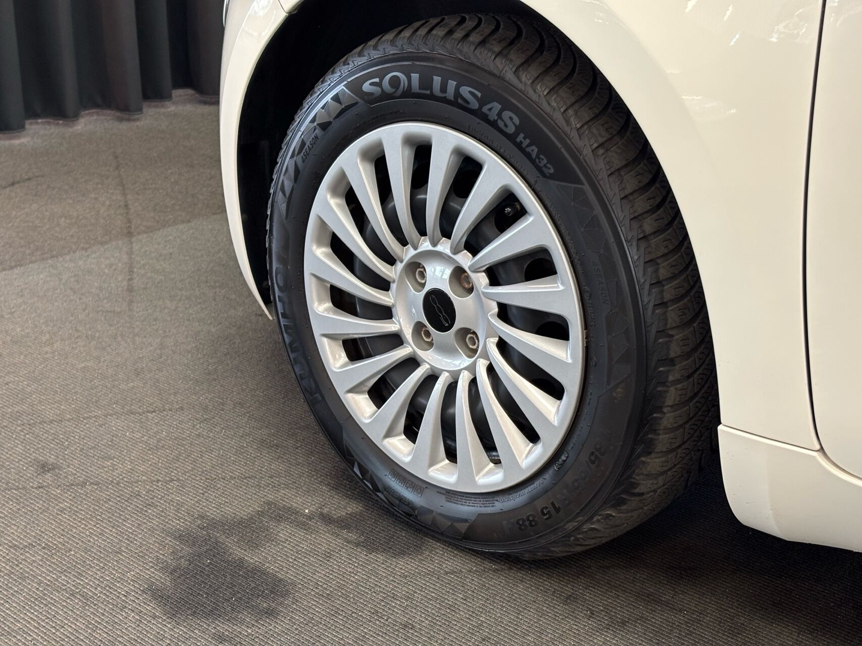 Hvid Fiat 500e fra 2023