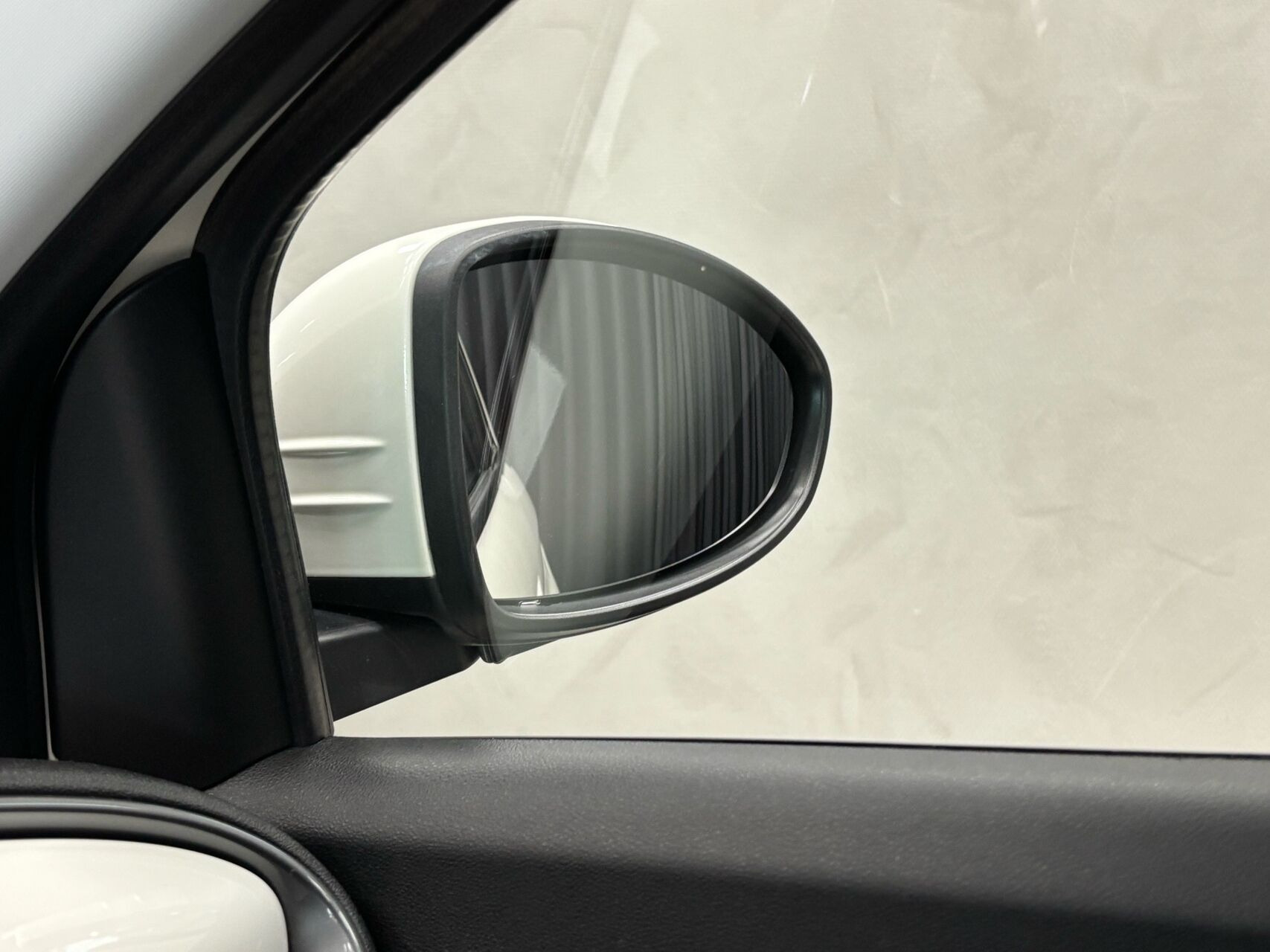 Hvid Fiat 500e fra 2023