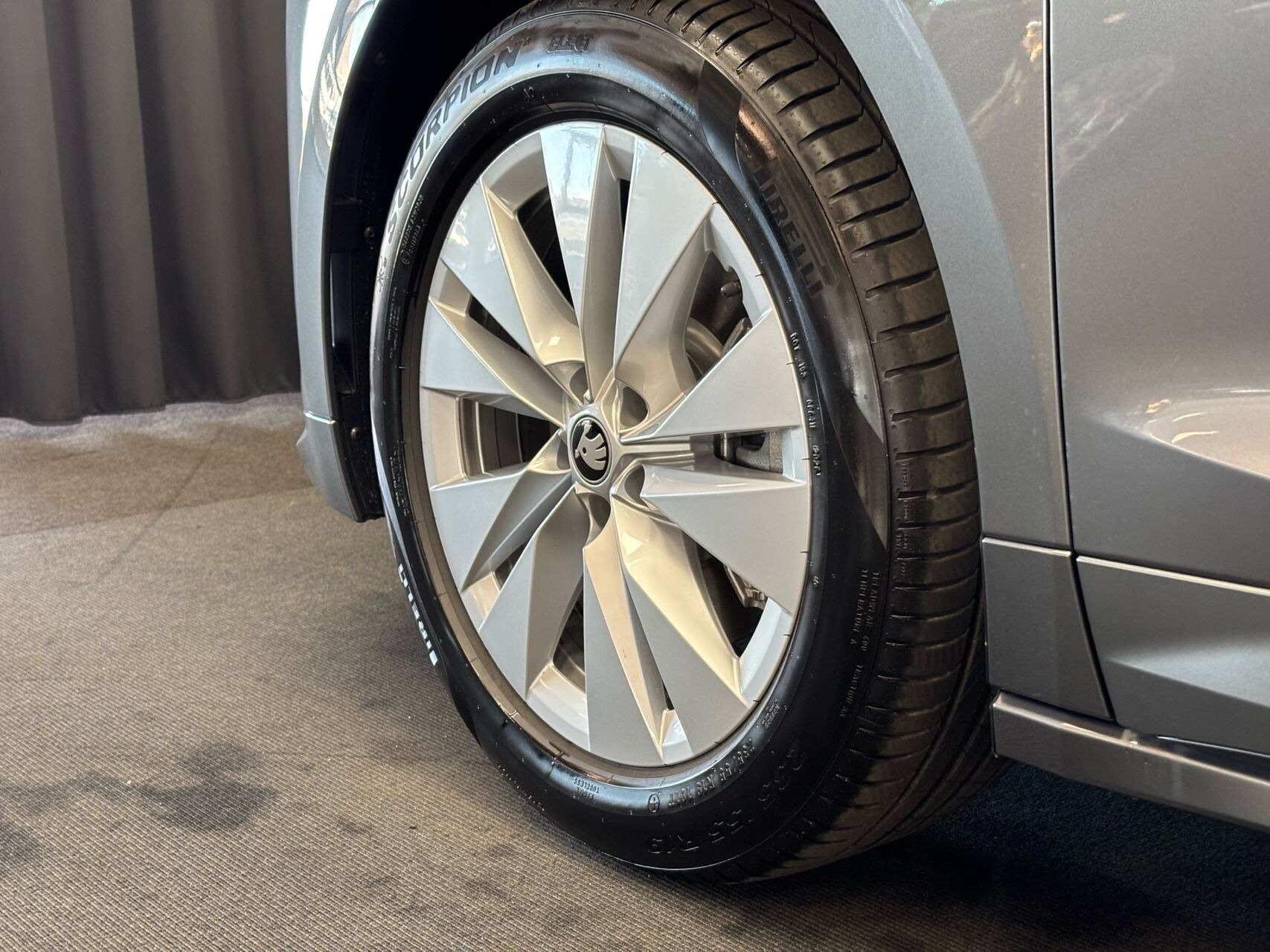 Grå Skoda Enyaq fra 2026