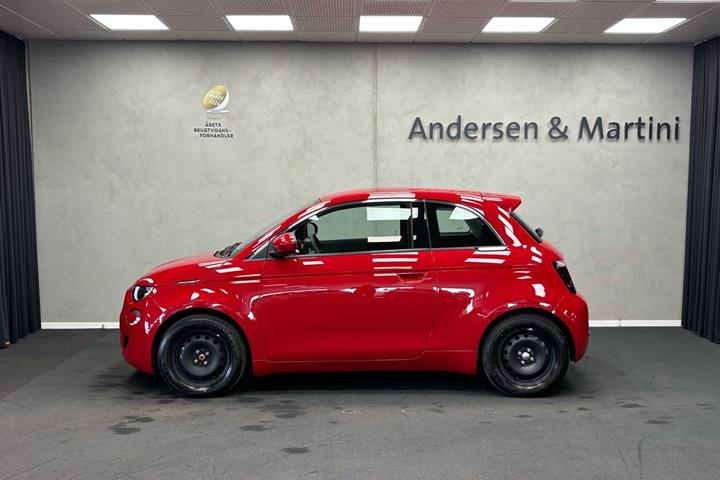 Rød Fiat 500e fra 2023