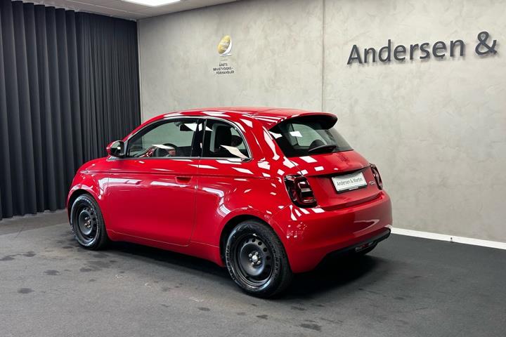 Rød Fiat 500e fra 2023