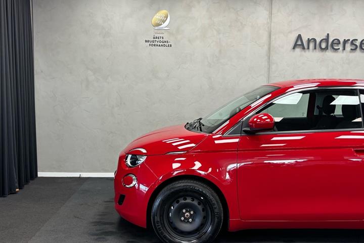 Rød Fiat 500e fra 2023