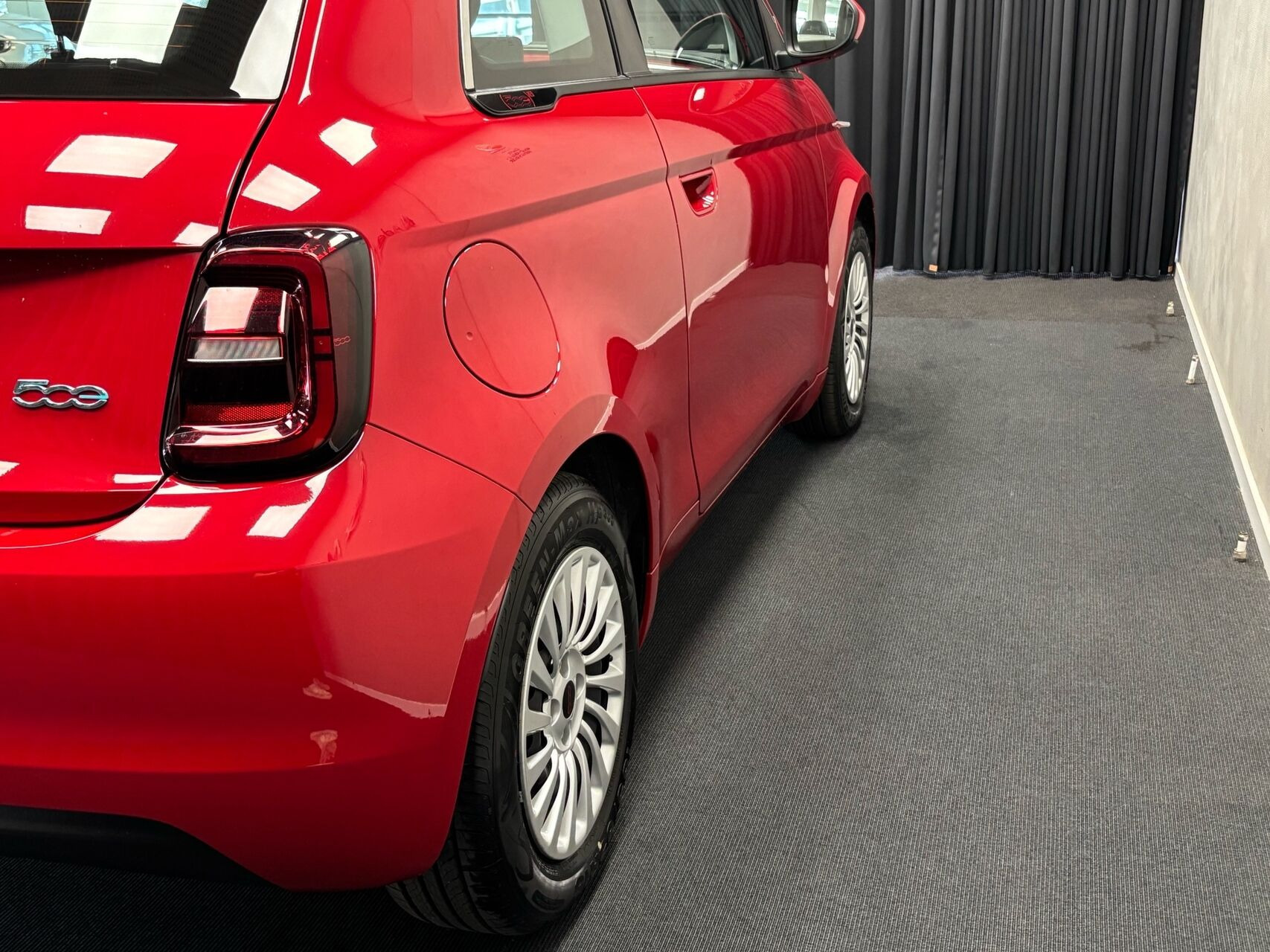 Rød Fiat 500e fra 2023
