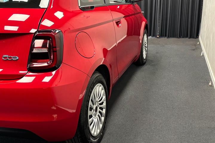 Rød Fiat 500e fra 2023