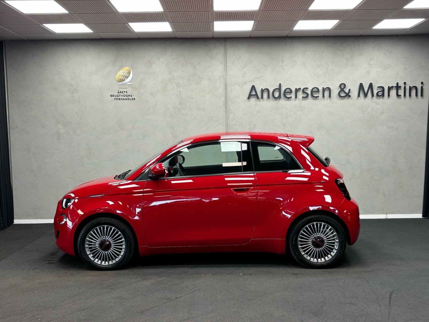 Rød Fiat 500e fra 2023