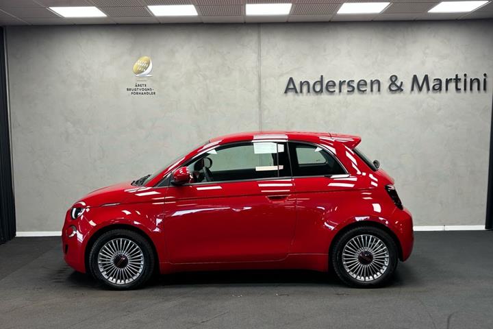 Rød Fiat 500e fra 2023