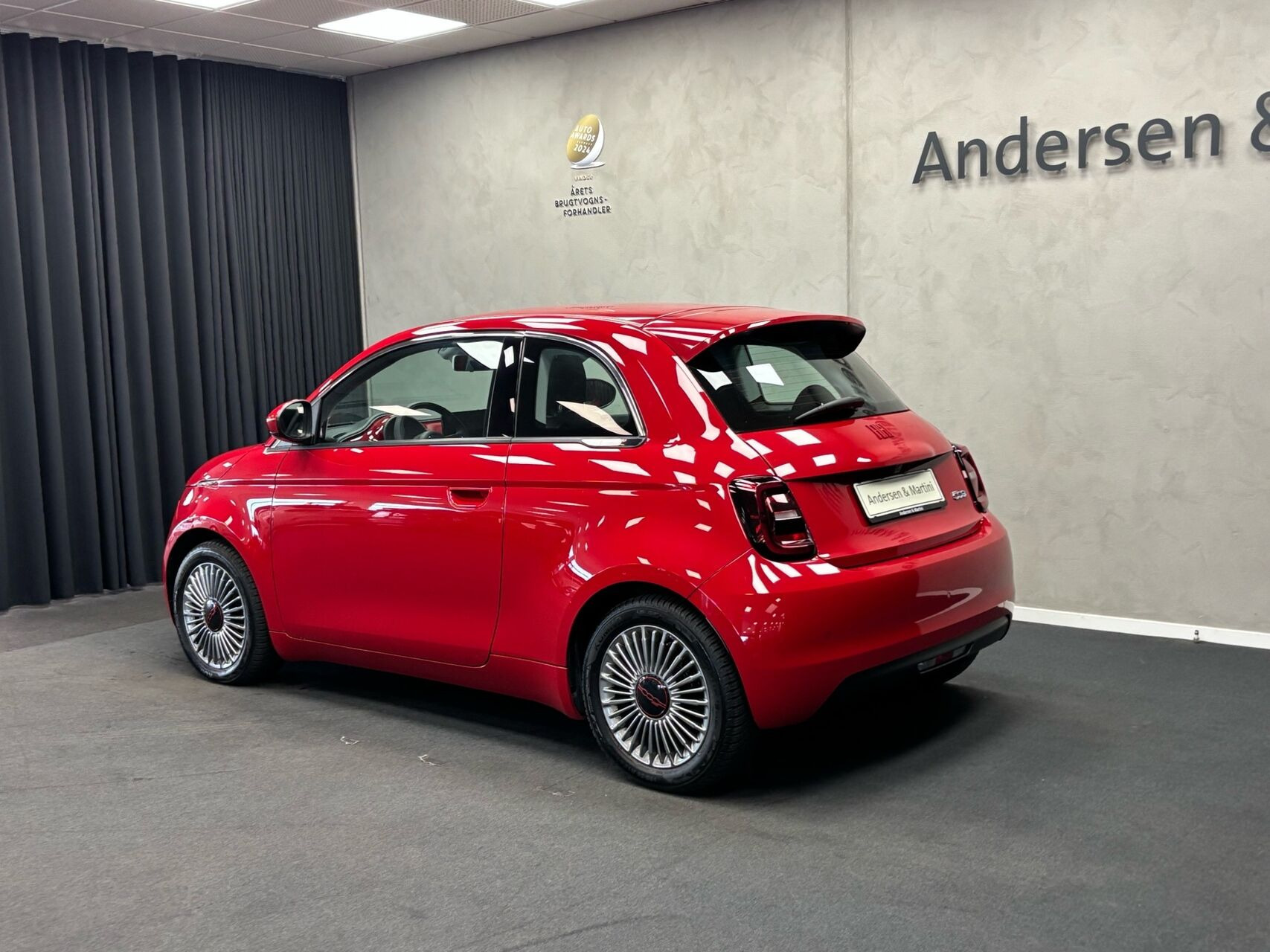 Rød Fiat 500e fra 2023