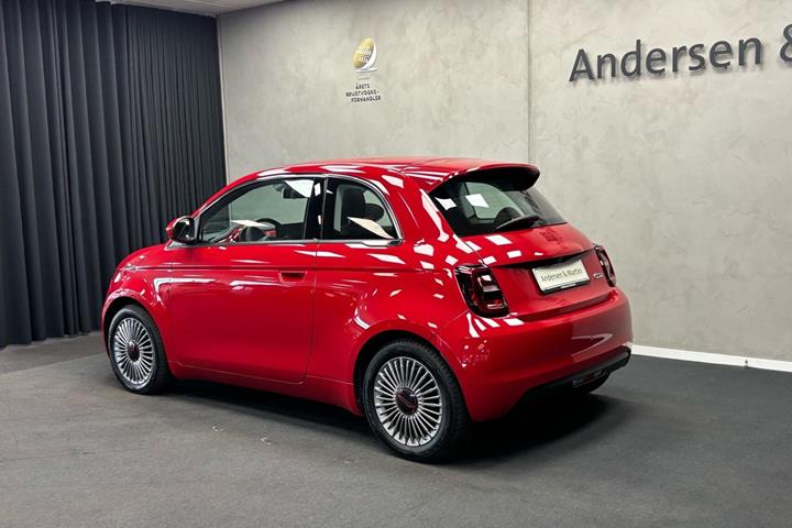 Rød Fiat 500e fra 2023