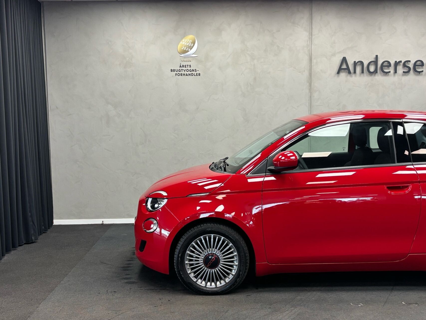 Rød Fiat 500e fra 2023