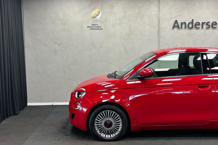 Rød Fiat 500e fra 2023