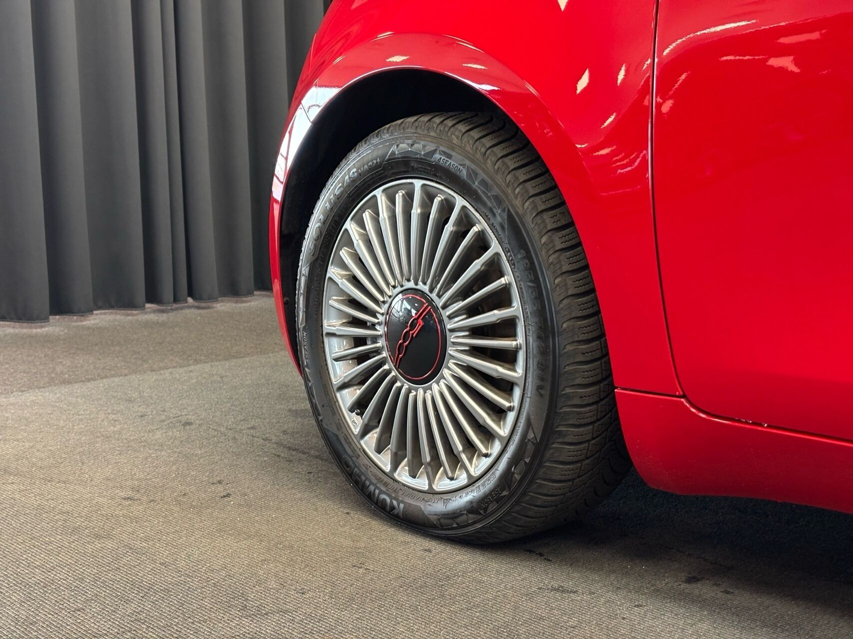 Rød Fiat 500e fra 2023