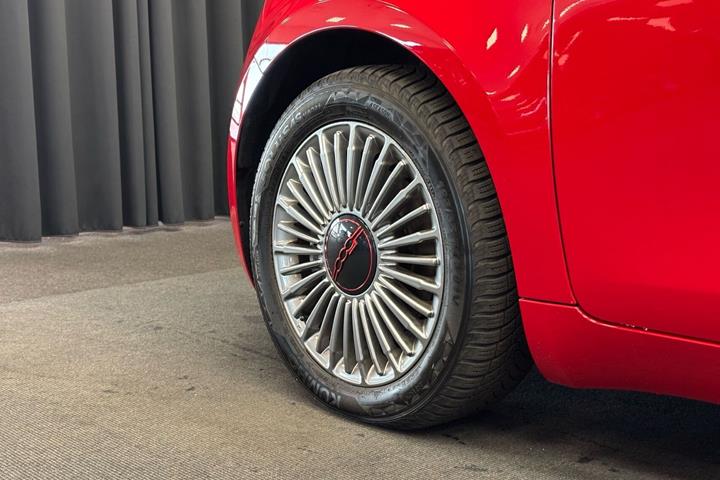 Rød Fiat 500e fra 2023