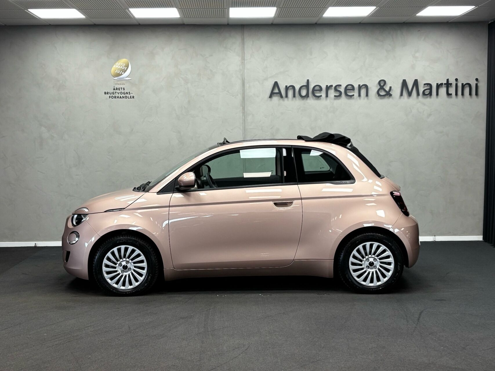 Pink Fiat 500e fra 2023