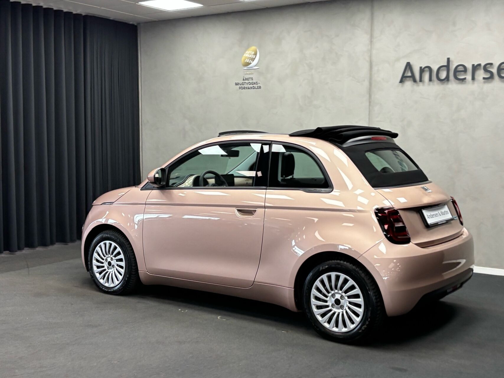 Pink Fiat 500e fra 2023