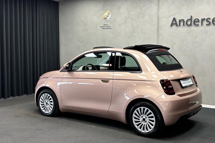 Pink Fiat 500e fra 2023